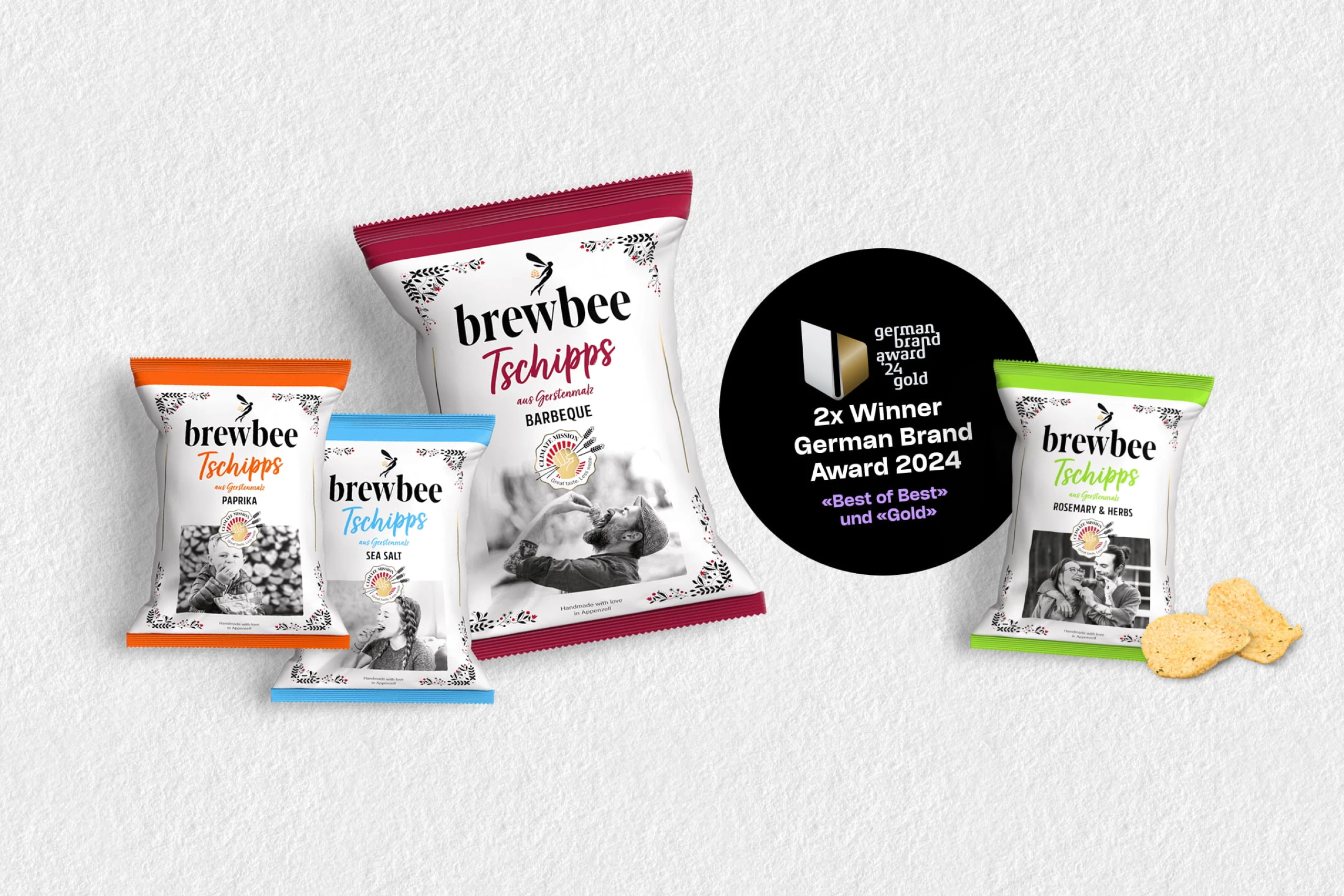 Vier brewbee Tschipps Verpackungen auf Papiertextur