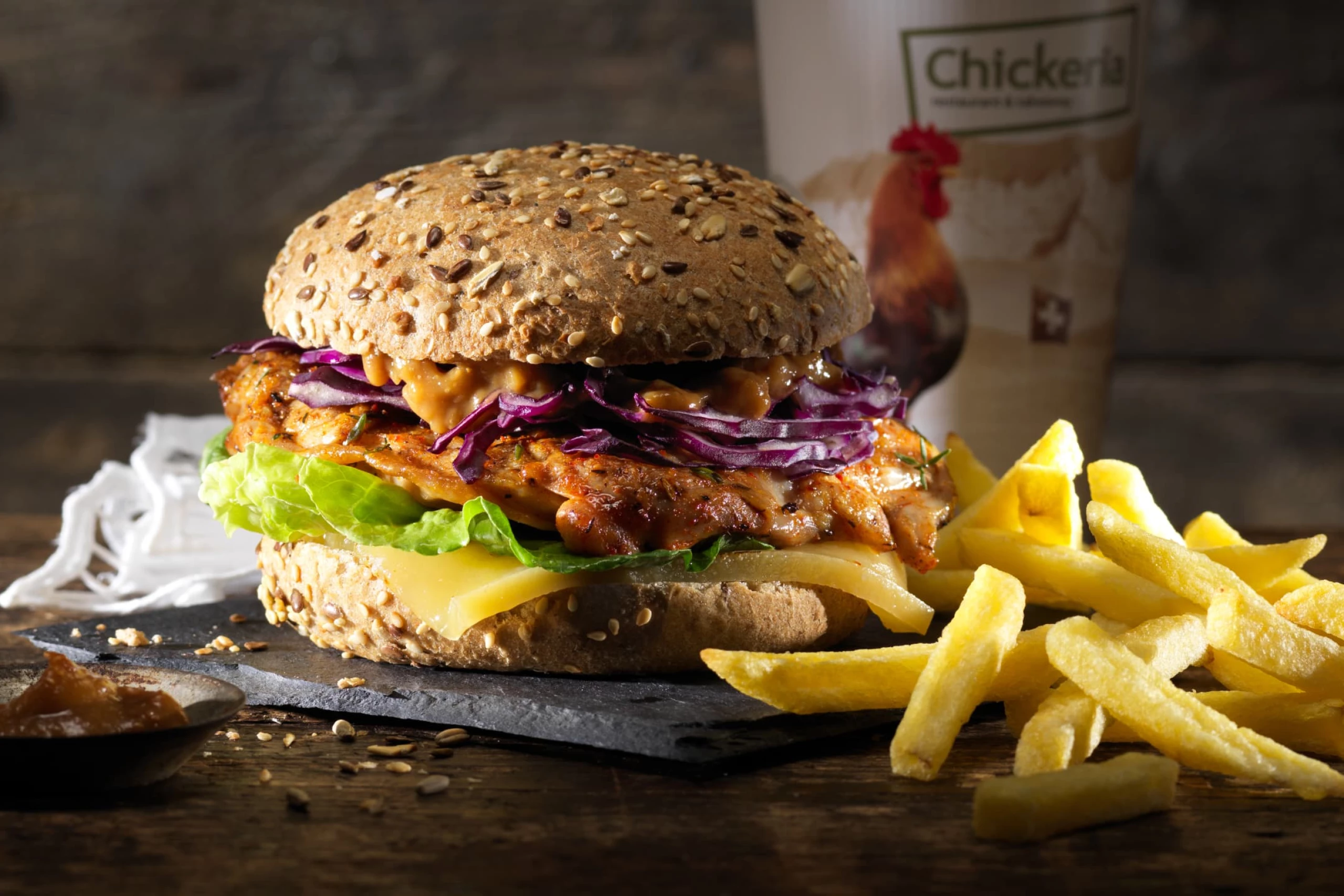 Chickeria Burger Mood-Bild Walliser Wochen mit Pommes