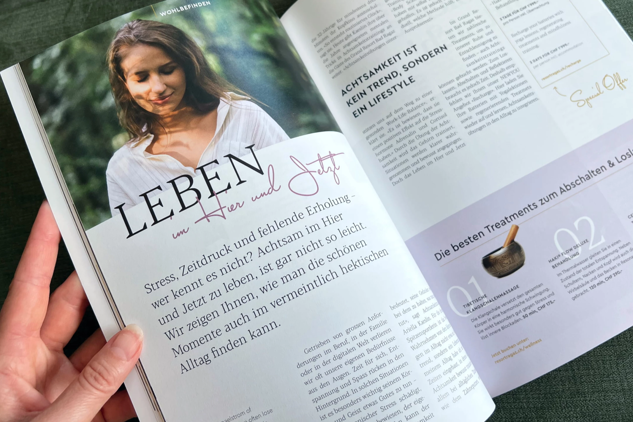 Aufgeklapptes Kundenmagazin von oben auf grünem Sofa