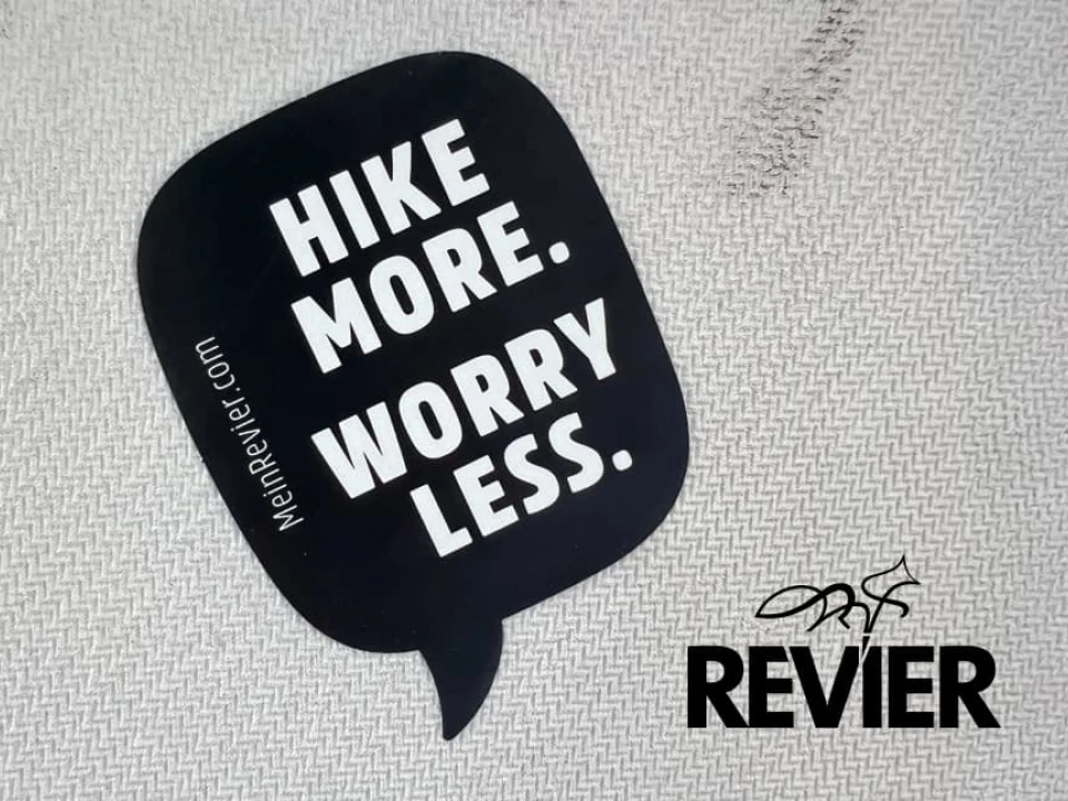Schwarzer Sticker in Form einer Sprechblase auf Textur mit Revier Logo
